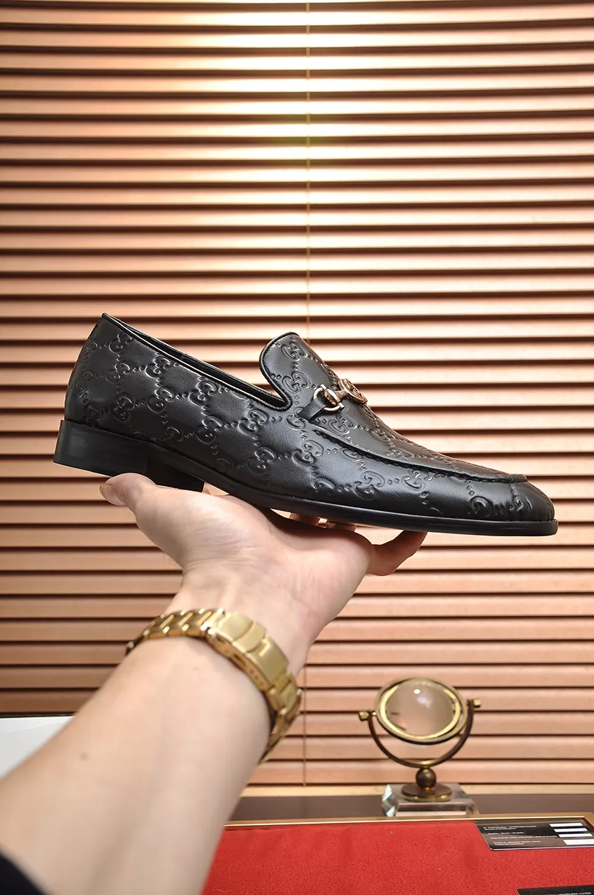 Men's shoes💰500💶Italy's top luxury men's shoe giant (GUCCI) (Gucci) (full cowhide lining) new arrival🍃Original European style🔰 Pleasant to the eye😍In order to make the shoes more durable and non-deformable🌀The production continues to follow traditional methods but there is still no lack of innovation💪Choose original sheepskin for the leather♻️ Smooth and natural And extra bright ⭐Made of imported cowhide, the first choice of rich people 38-45 (45 customized)